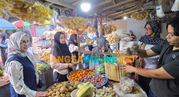 Dini Rahmania Ajak 130 Kader NasDem Borong Dagangan di Pasar Paiton