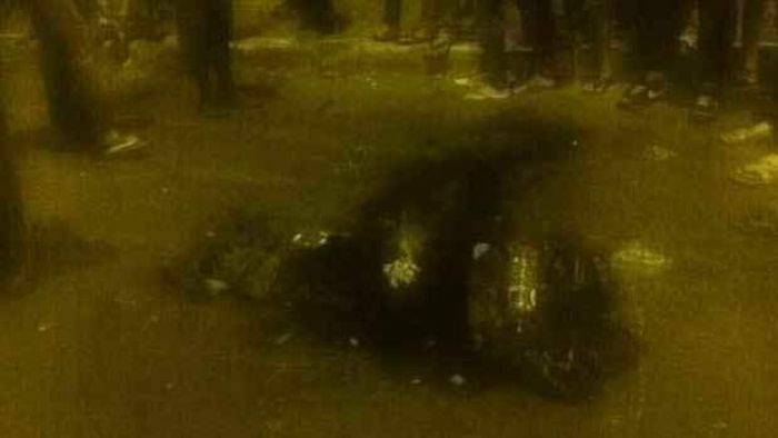 Kesal, Warga Kencingi Pecahan Tubuh Teroris di Jl MH Thamrin  Kesal, Warga Kencingi Pecahan Tubuh Teroris di Jl MH Thamrin