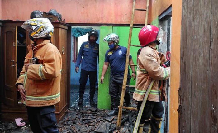 Gara-gara Pakai Charger Handphone di Atas Kasur, Rumah Warga Garum Blitar Terbakar