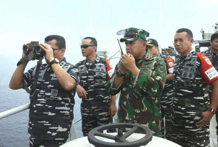 Pangarmatim Tinjau Gelar Latihan Demo Aksi Tempur Laut di Perairan Banongan