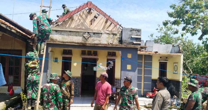 TNI Bantu Warga Semanding Tuban Pulihkan 282 Rumah Rusak Akibat Puting Beliung