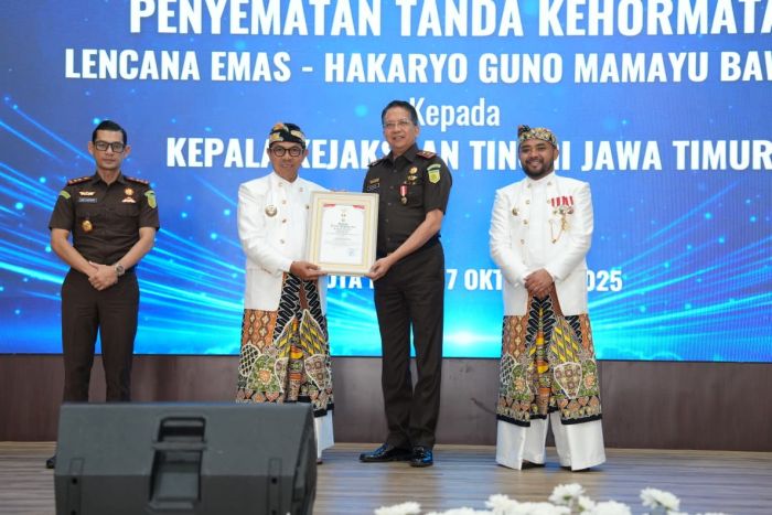 Kajati Jatim Terima Lencana Hakaryo Guno Mamayu Bawono Kota Batu Batu atas Amankan Aset Rp522 M Kajati Jatim Terima Lencana Hakaryo Guno Mamayu Bawono Kota Batu Batu atas Amankan Aset Rp522 M