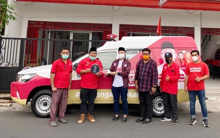 ​Mufti Anam Sumbangkan Mobil Ambulans ke DPC PDIP Kabupaten Pasuruan