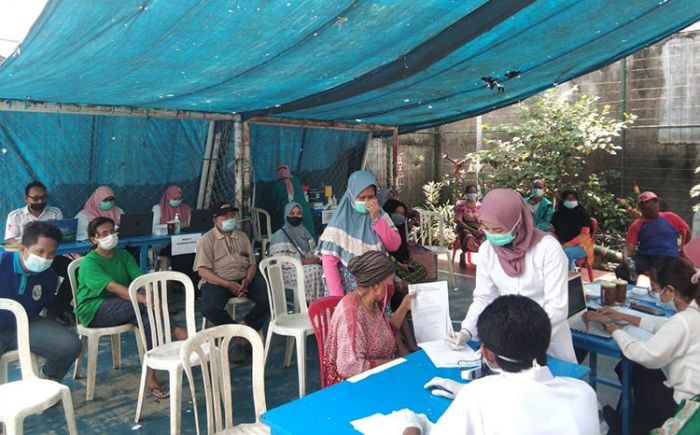 Redam Penularan Covid-19, Pedagang Kawasan Stal Pandegiling Surabaya Disuntik Vaksin Astrazeneca