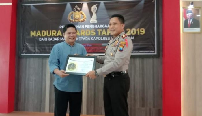 Kapolres Bangkalan Terima Penghargaan Pejabat Publik Favorit 2019