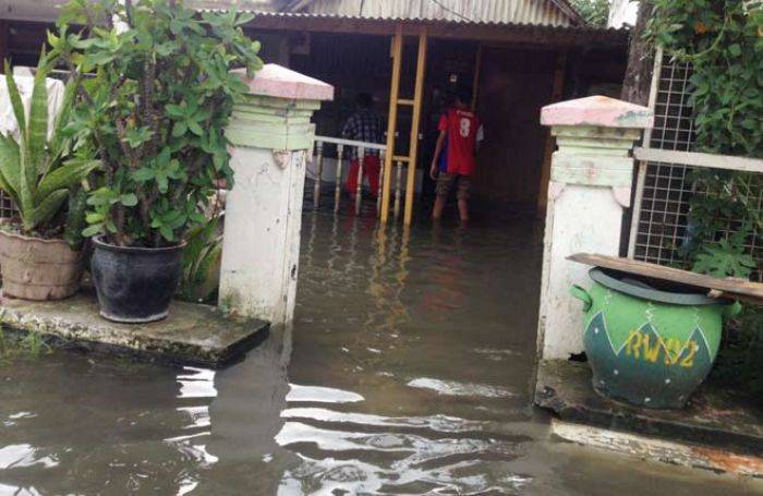 Kampung Terendam Banjir, 30 Warga Bungurasih Sidoarjo Mengungsi ke Gedung Serbaguna