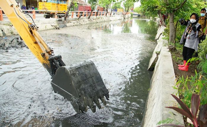 Keruk Sungai Kalibokor, Pemkot Surabaya Berhasil Kumpulkan 64 Dump Truck Endapan