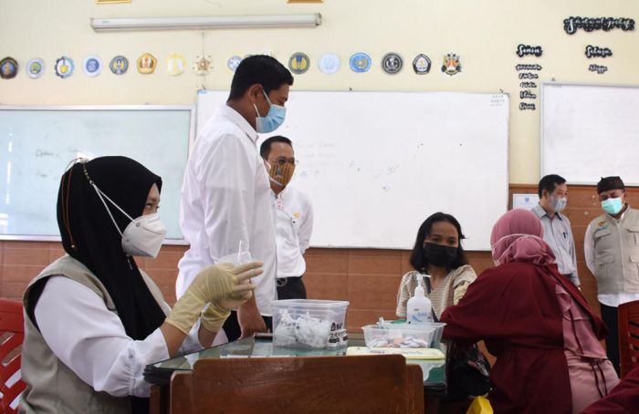 Tinjau Vaksinasi Massal Siswa SMA, Wali Kota Kediri: Persiapan KBM Tatap Muka