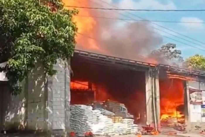 Diduga Packing Tiner Sambil Merokok, Toko Bangunan di Kepung Kediri Terbakar Diduga Packing Tiner Sambil Merokok, Toko Bangunan di Kepung Kediri Terbakar