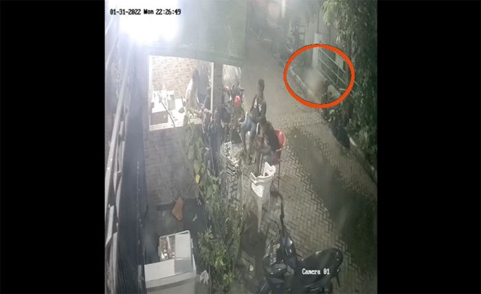 Penampakan Bayangan Putih Diduga Hantu Anak di Sidoarjo Terekam CCTV