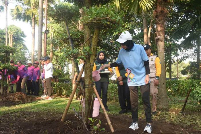 Tutup Muskomwil IV Apeksi ke-13, Wali Kota Kediri Lakukan Aksi Tebar Benih Ikan dan Tanam Pohon Tutup Muskomwil IV Apeksi ke-13, Wali Kota Kediri Lakukan Aksi Tebar Benih Ikan dan Tanam Pohon