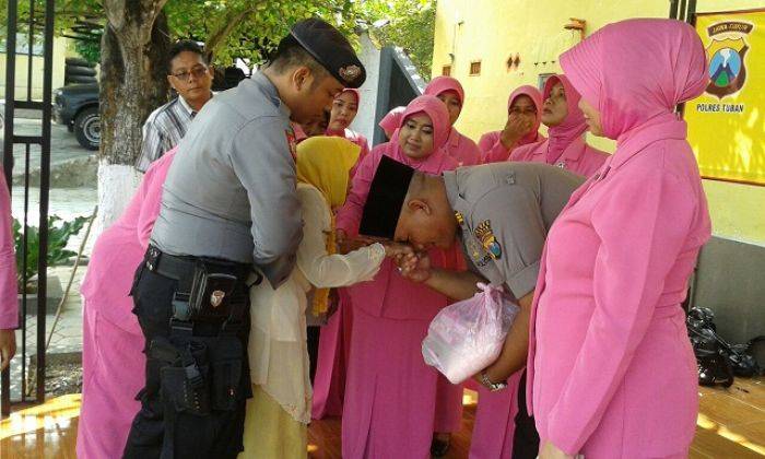 HUT Bhayangkara, Polsek Rengel Tuban Gelar Bhakti Sosial