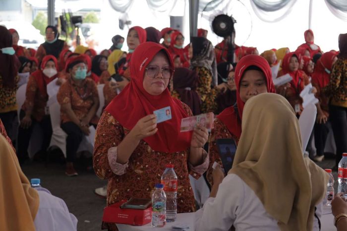 Pencairan Terbagi 2 Tahap, Pemkot Surabaya Salurkan BLT DBHCHT untuk 8 Ribu Lebih Penerima
