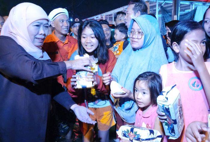 Khofifah dan Gus Barra Bagikan Nasi Bungkus kepada Korban Banjir di Mojokerto