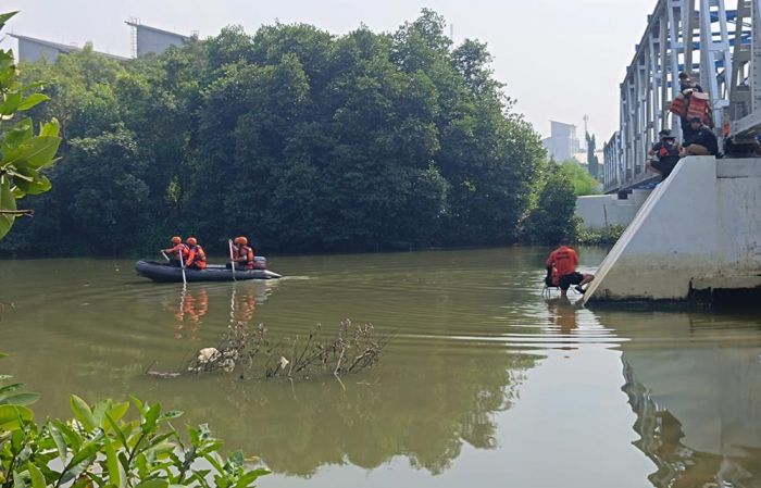 Terpeleset dari Jembatan KA, Pemancing Asal Benowo Hilang Terseret Arus Kali Lamong