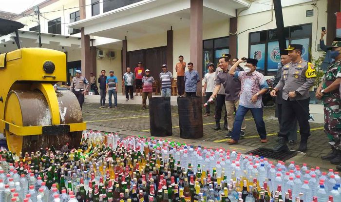 Jelang Nataru, Polres Jombang Musnahkan Ribuan Botol Miras Berbagai Merek