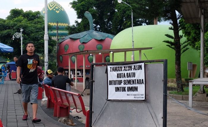 Meski Dilarang, Warga Nekat Masuk Area Alun-alun Kota Batu