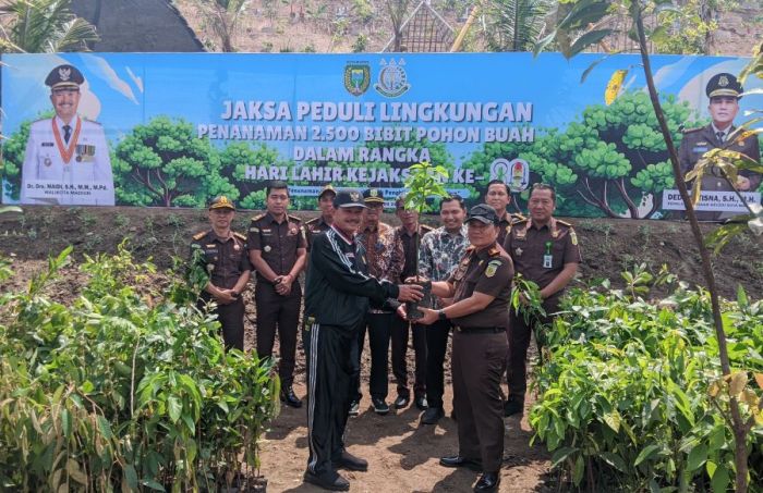 Kejaksaan Sumbangkan Ribuan Pohon Buah untuk Pemkot Madiun