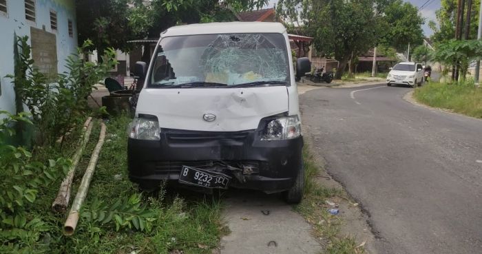 Diduga Sopir Ngebut, Mobil MBG Tabrak Pasutri di Tikungan Jalan Senori Tuban