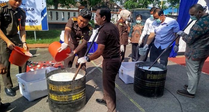Kejari Jombang Bakar Ganja dan Hancurkan Sabu dengan Blender