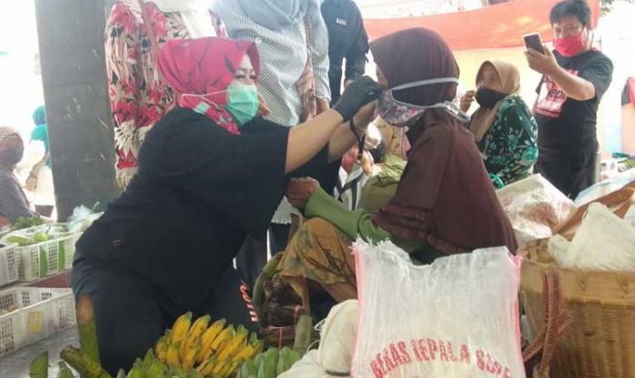 Bacawabup Ponorogo Lisdyarita Bagikan 1.000 Masker di Pasar Sawoo