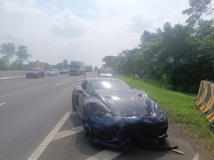 Diduga Ugal, Porsche Tabrak Mobil Minibus Berisi Satu Keluarga hingga Terbalik di Tol Sidoarjo Diduga Ugal, Porsche Tabrak Mobil Minibus Berisi Satu Keluarga hingga Terbalik di Tol Sidoarjo