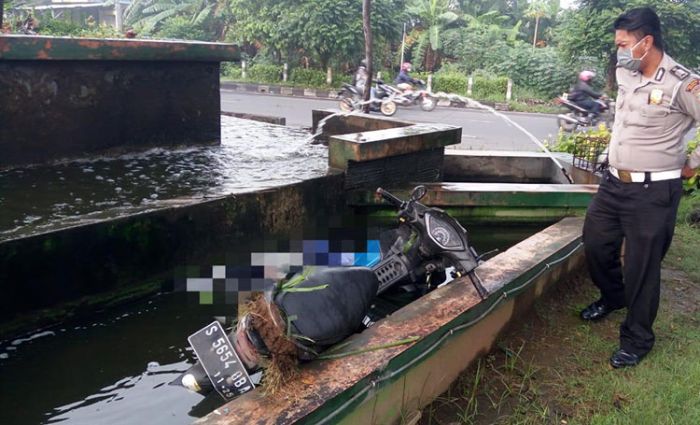 Diduga Tabrak Pembatas Jalan, Pria di Sidoarjo Kecelakaan hingga Terlempar ke Kolam Taman