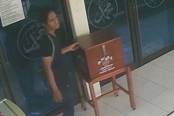 Terekam CCTV, Seorang Pria di Sidoarjo dengan Modus Pura-Pura Sholat, Curi Uang dalam Kotak Amal