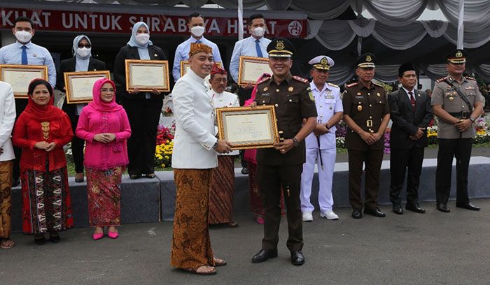 HUT ke-729 Surabaya, Kejari Tanjung Perak Terima Penghargaan dari Wali Kota