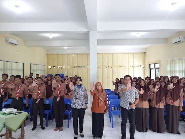 Polres Mojokerto Kota Gelar Sosialisasi Bahaya Narkoba dan Tes Urine Acak di SMAN 1 Gedeg