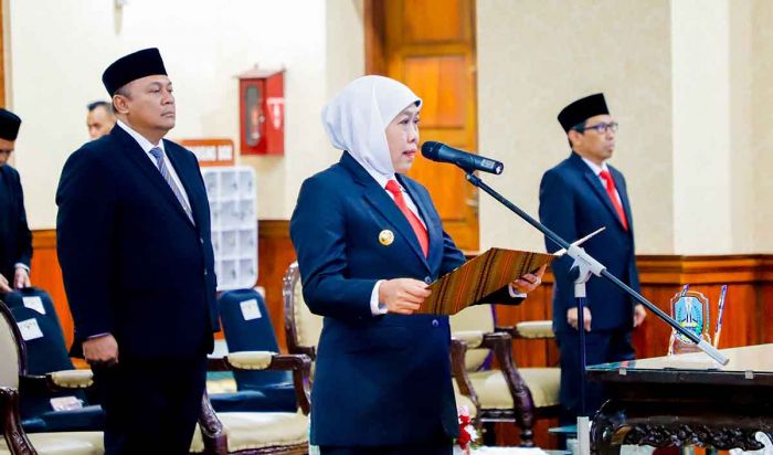 Lantik 7 Anggota KPID Jatim 2025-2028, Gubernur Khofifah Tegaskan Tantangan Penyiaran Era Digital Lantik 7 Anggota KPID Jatim 2025-2028, Gubernur Khofifah Tegaskan Tantangan Penyiaran Era Digital
