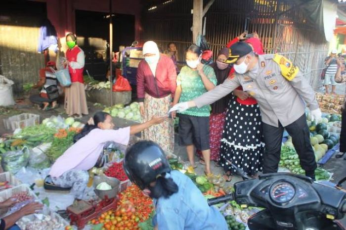 Polisi Blusukan ke Pasar-pasar Blitar, Pastikan Pedagang dan Pembeli Terapkan Protokol Kesehatan