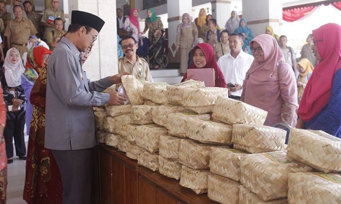 Sahkan Perbup Larangan Penggunaan Plastik, Pemkab Ngawi Gunakan Besek