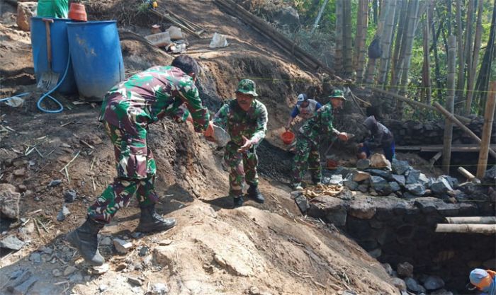 Medan Ekstrem Tak Surutkan Semangat Satgas TMMD ke-106 Kodim 0818 Malang-Batu