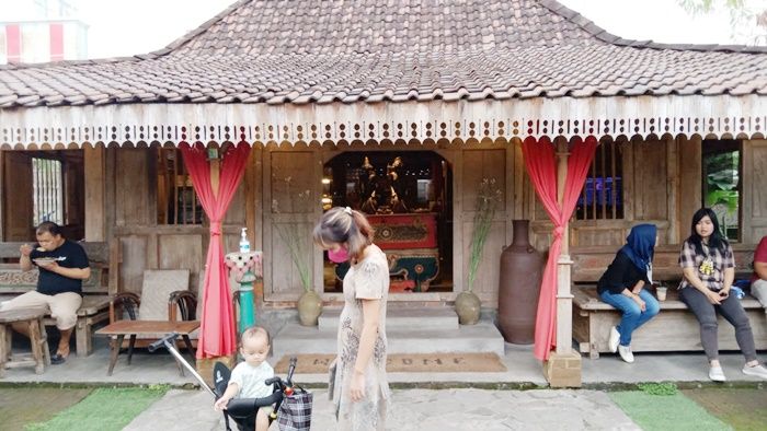 Menikmati Kuliner Khas Jawa di Omah Joglo Sidoarjo, Sambil Melihat Koleksi Barang Kuno Zaman VOC