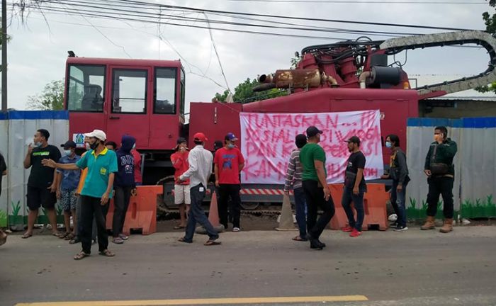 Tuntut Kompensasi, Warga Sembayat Demo Proyek Pipanisasi PDAM Giri Tirta