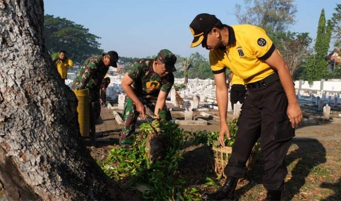 Polresta Sidoarjo Bersihkan Lingkungan TMP Sambut Hari Bhayangkara ke-73