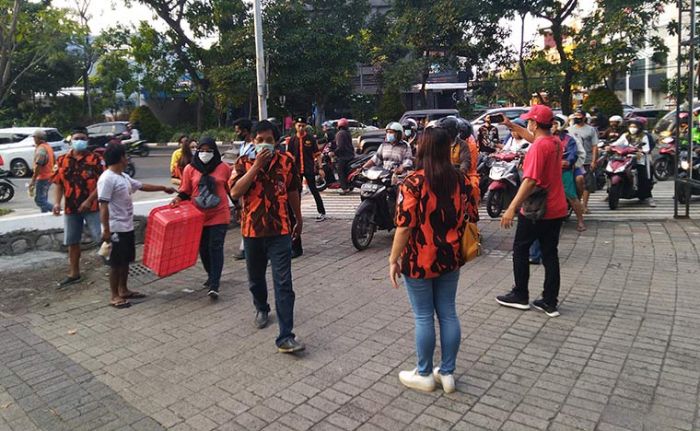PAC Pemuda Pancasila Dukuh Pakis Bagikan Takjil di TMP Mayjen Sungkono dan Posko