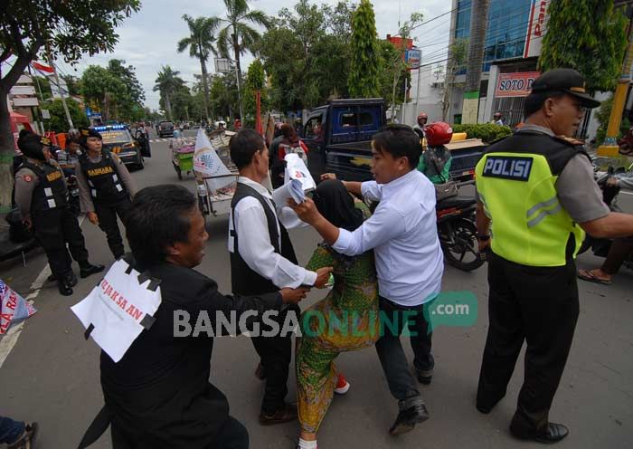 Peringati Hari Anti Korupsi, Aktivis Demo Minta KPK Periksa Semua Instansi di Jombang