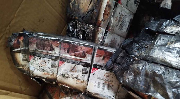 Kebakaran Bus Pahala Kencana, Bea Cukai Madura Buru Pelaku Penyelundupan Rokok Ilegal Kebakaran Bus Pahala Kencana, Bea Cukai Madura Buru Pelaku Penyelundupan Rokok Ilegal