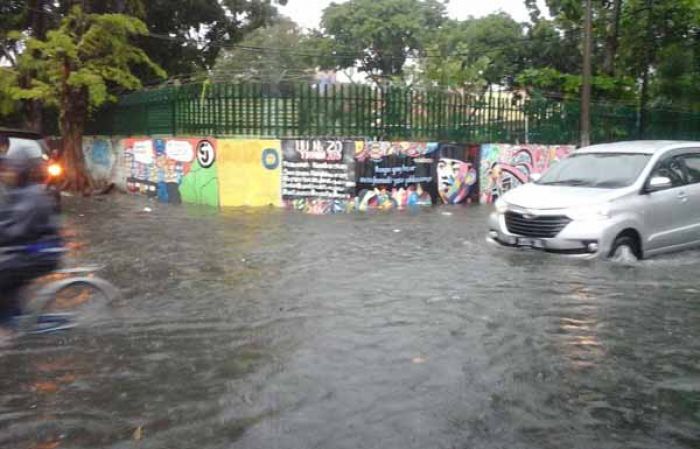 Surabaya Diguyur Hujan Lebat, Beberapa Titik Jalan Protokol Tergenang