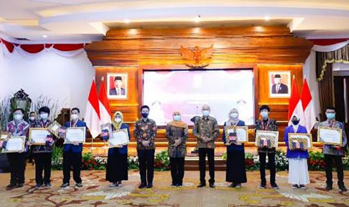 ​Beri Penghargaan Pemenang Lomba HUT ke-75 Pemprov, Gubernur Khofifah Ajak Bangun Jatim 