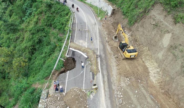 Sempat Ambles, Jalur Pacitan-Ponorogo Sudah Bisa Dilewati