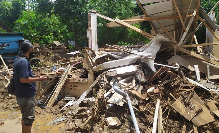 ​Rumah Pasangan Kakek Nenek di Jombang Roboh Diterjang Banjir Bandang