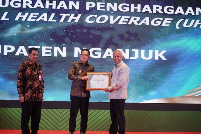 Nganjuk Terima Penghargaan UHC Tingkat Provinsi Jatim di Acara Peringatan HKN 2024