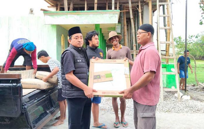 Jumat Berkah, Jatanras Satreskrim Polres Tuban Sumbang Puluhan Kardus Keramik dan Semen