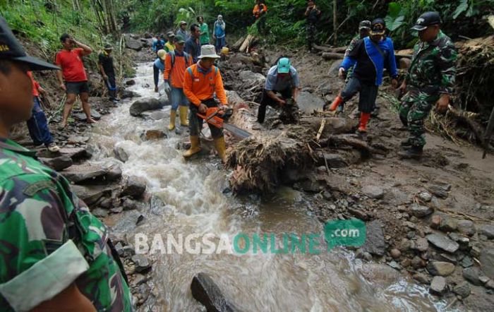 Usai Banjir di Dusun Pengajaran, Warga dan BPBD Bersihkan Sisa Kayu dan Bebatuan Besar di Sungai