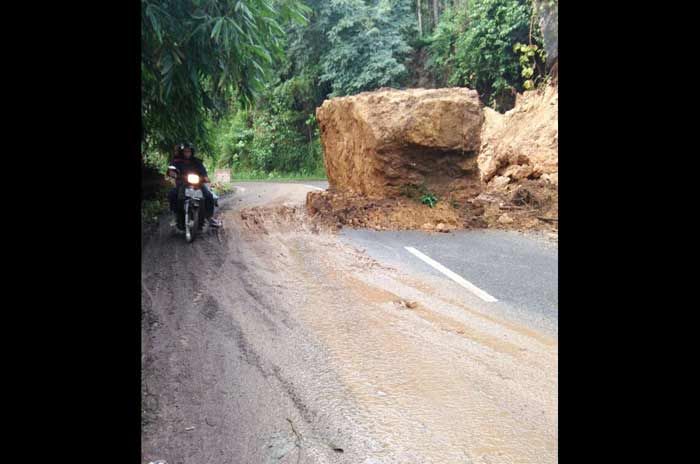 Longsor Kembali Tutup Akses Jalan Pacitan-Lorok