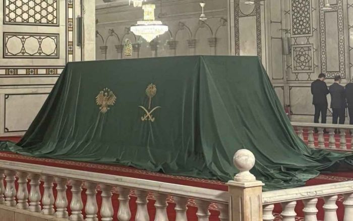 Kotak Tertutup Kain Hijau Buat Warga Suriah Penasaran, Apa Isinya?