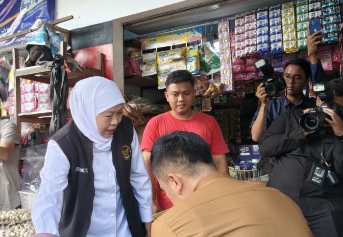 Gubernur Jatim Khofifah Tinjau Distribusi Beras SPHP di Pasar Pon Blitar